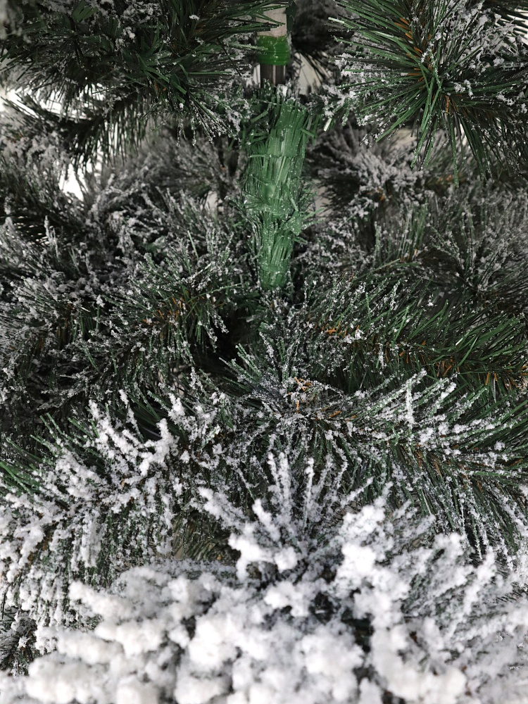 Ель «Сибирская Люкс» заснеженная ветки вниз